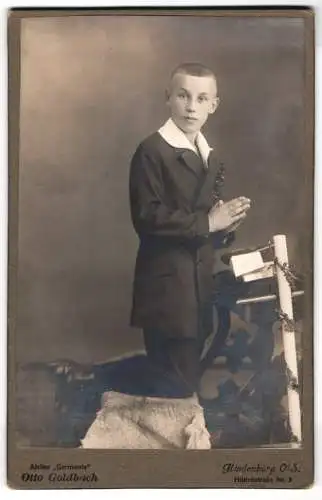 Fotografie Atelier Germania Otto Goldbach, Hindenburg O. S., Hüttenstrasse 5, Junge in Gebetshaltung