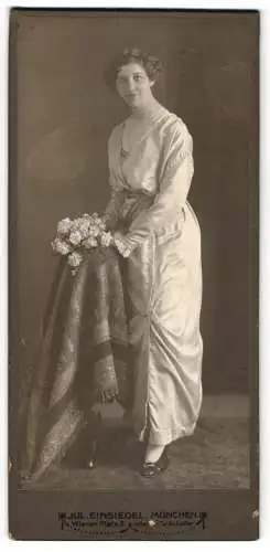 Fotografie Julius Einsiedel, München, Weiner Platz 2, Junge Dame im weissen Kleid mit Blumen