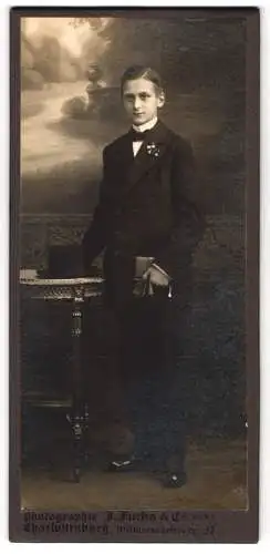 Fotografie J. Fuchs & Co., Charlottenburg, Wilmersdorferstr. 57, Junger Mann im Anzug mit Fliege