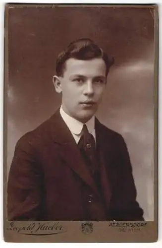 Fotografie Leopold Hueber, Atzgersdorf bei Wien, Kirchenplatz 2, Junger Herr im Anzug mit Krawatte