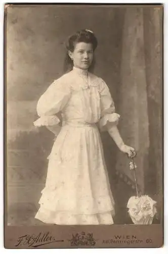 Fotografie F. X. Adler, Wien, Penzingerstr. 60, Junge Dame im weissen Kleid mit Schirm