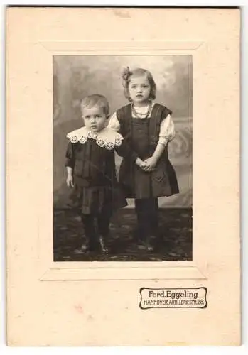 Fotografie Ferd. Eggeling, Hannover, Artilleriestr. 28, Kinderpaar in hübscher Kleidung