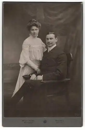 Fotografie Willy Dose, Bremen, Wall 116, Junges Paar in eleganter Kleidung