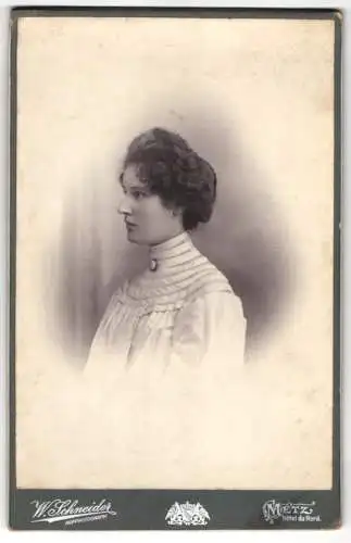 Fotografie W. Schneider, Metz, Junge Dame mit Haarknoten