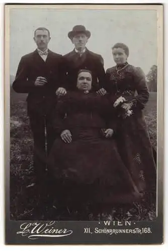 Fotografie L. Weiner, Wien, Schönbrunnerstr. 168, Bürgerliches Paar mit seinen Eltern