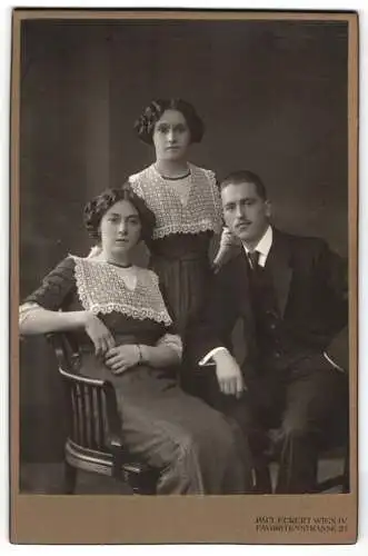 Fotografie Paul Eckert, Wien, Favoritenstr. 21, Junger Herr im Anzug mit zwei Damen