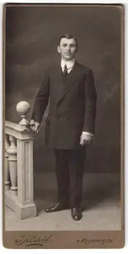 Fotografie J. Nedved, v. Kosmonosích / Kosmonosy, Junger Herr im Anzug mit Krawatte