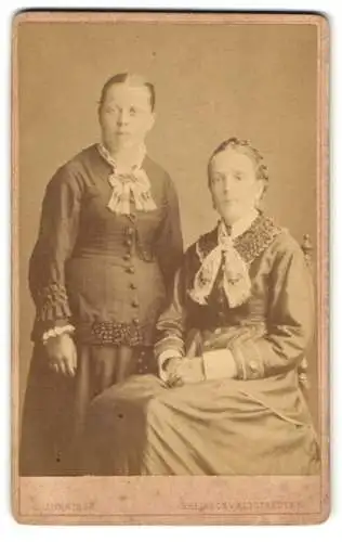 Fotografie J. Zurkirch, Rheineck, Zwei junge Damen in hübscher Kleidung