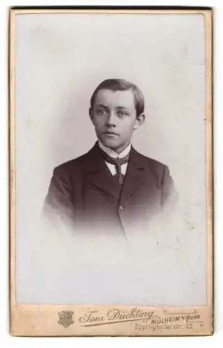 Fotografie Toni Düchting, Mülheim a. Ruhr, Eppinghoferstr. 52, Halbwüchsiger Knabe im Anzug mit Krawatte