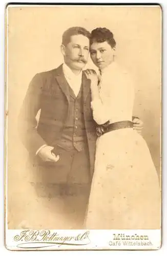 Fotografie J. B. Rottmayer & Co., München, Karl und Frida Schnell als junge Eheleute in inniger Pose
