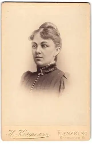 Fotografie H. Kriegsmann, Flensburg, Grossestr. 75, Magdalene Walter mit hochgestecktem Haar im feinen Kleid