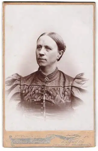 Fotografie Ottmar Heydecker, Hamburg, Steinstr. 147, Bürgerliche Dame im Kleid mit Puffärmeln