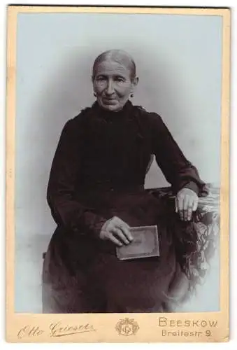 Fotografie Otto Grieser, Beeskow, Breitestr. 9, Alte bürgerliche Dame im Kleid mit ihrer Bibel in der Hand