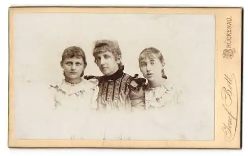 Fotografie Josef Bott, Brückenau, Amalie Mengel mit ihren Töchtern in eleganten Kleidern