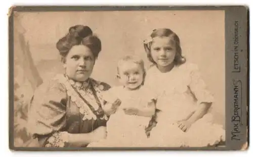 Fotografie Max Bergmann, Letschin, Klara nebst ihren beiden Töchtern, in eleganten Kleidern