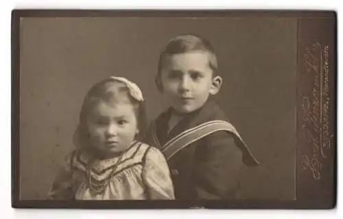 Fotografie Emil Winzer & Sohn, Potschappel, Tharandterstr., Die kleine Gretel mit ihrem älteren Bruder im Matrosenkostüm