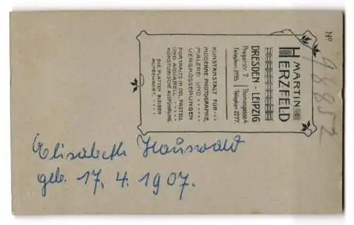 Fotografie Atelier Herzfeld, Dresden, Pragerstr. 7, Die kleine Elisabeth Hauswald im weissen Gewand auf einem Pelz