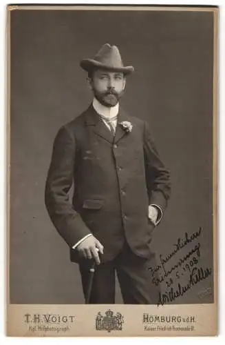 Fotografie T. H. Voigt, Homburg v. d. H., Kaiser Friedrich Promenade 61, Wilhelm Keller im Anzug mit Ansteckblume
