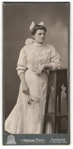 Fotografie Hermann Tietz, Hamburg, Gr. Burstah 12 /14, Martha Hartmann im weissen Kleid mit Spitze und Schleife im Haar