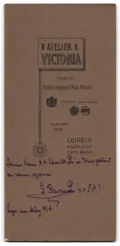 Fotografie Atelier Victoria, Leipzig, Rossplatz 6, Student G. Barris im schwarzen Anzug mit Krawatte und Buch