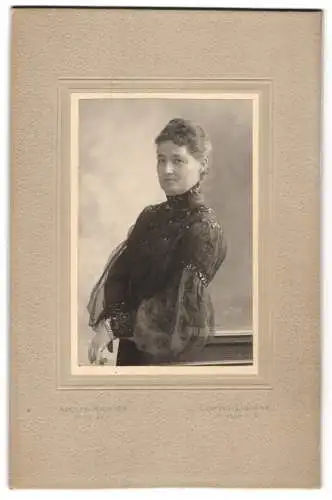 Fotografie Adolph Richter, Leipzig, Messeburgerstr. 81, Sophie Weyraut im schwarzen Kleid mit Stick und Armband
