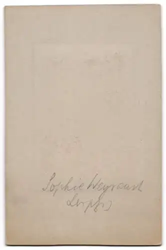 Fotografie Adolph Richter, Leipzig, Messeburgerstr. 81, Sophie Weyraut im schwarzen Kleid mit Stick und Armband