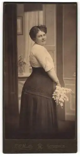 Fotografie J. R. Roettig, Georgswalde, Oma Klemmer im weiss-schwarzen Kleid mit Mittelscheitel und Blumenstrauss