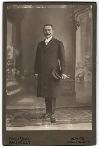 Fotografie Hans Möller, München, Augustenstr. 75, Fritz Pull im schwarzen Mantel mit Hut und gezwirbeltem Schnurrbart