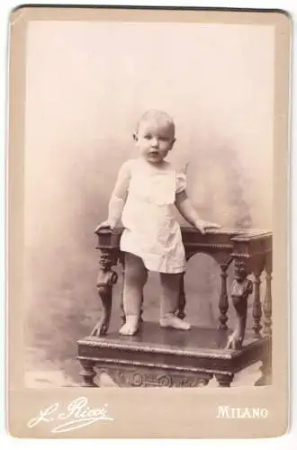 Fotografie L. Ricci, Milano, Der kleine Heinrich Biekel mit vorsichtig neugierigem Blick auf einem Stuhl