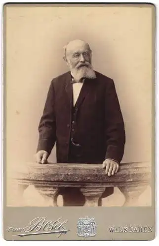 Fotografie van Bosch, Wiesbaden, Luisenstr. 3, Bürgerlicher älterer Herr mit Halbglatze und weissem Vollbart im Anzug