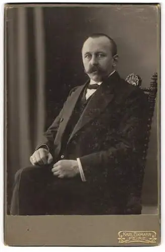 Fotografie Karl Eikmann, Peine, H. Willers in Anzug und Mantel mit kurzem Haar und markantem Schnurrbart