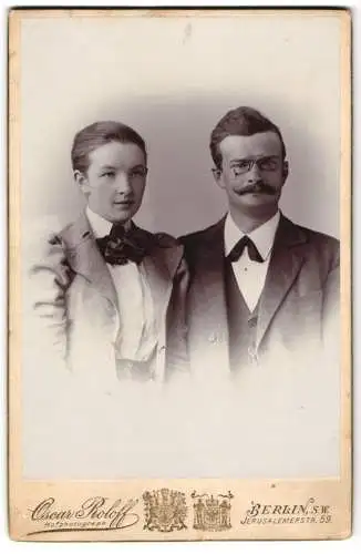 Fotografie Oscar Roloff, Berlin, Jerusalemerstr. 59, Prof. Dr. D. Friedrich Kronatschar mit Kneifer neben der Schwester