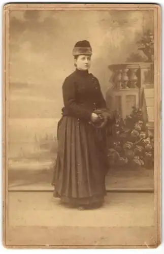 Fotografie unbekannter Fotograf und Ort, Grossmutter Johanne Nolte in Ausgehgarderobe mit Pelzmütze und Muff