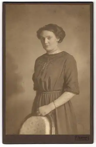 Fotografie B. Herrmann, Dortmund, Bürgerliche Dame im eleganten Kleid mit einer Perlenkette