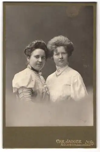 Fotografie Chr. Jaeger, M.-Gladbach, Krefelderstr. 117, Luise mit ihrer Freundin, beide in eleganten weissen Kleidern