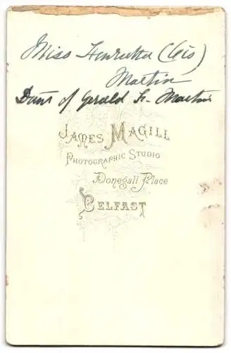 Fotografie James Magill, Belfast, Donegall Place, Miss Henrietta Maltin im weissen Kleid mit Perlenketten