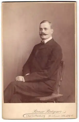 Fotografie Bruno Brügner, Charlottenburg, Berliner Str. 126, Herr Müller im schwarzen Anzug mit Schnurrbart