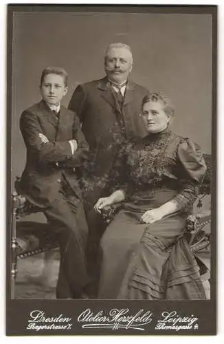 Fotografie Atelier Herzfeld, Dresden, Pragerstr. 7, Marie, Johann und Curt Hauswald in schwarzer Kleidung auf einer Bank