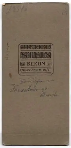 Fotografie Stein, Berlin, Chausseestr. 70, Junge Frau Foerstner im schwarzen Kleid mit Blumenstrauss und Buch