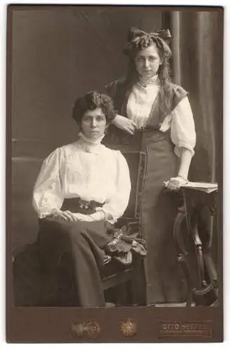 Fotografie Hugo Müller, Freiberg i. S., Erbische Str. 11, Irene Brig mit ihrer Mutter in eleganten Kleidern
