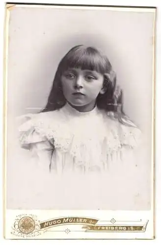 Fotografie Hugo Müller, Freiberg, Irene Brig als Kind im weissen Kleid mit offenen langen Haaren