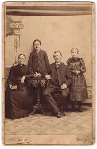 Fotografie A. Sincelius, Dahme, Carl Horn mit Frau und Kindern in schwarzer Kleidung an einem Tisch