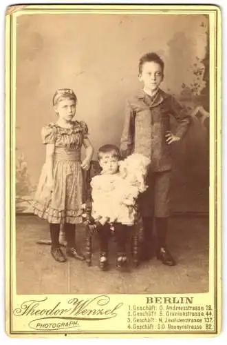 Fotografie Theodor Wenzel, Berlin, Andreasstr. 28, Georg, Margarete und Gertrud als Kinder in feiner Kleidung