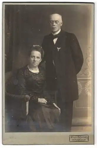Fotografie Wilh. Behne, Verden, Hans und Grete Plate im schwarzen Anzug mit Anstecknadel und Kleid mit Halskette