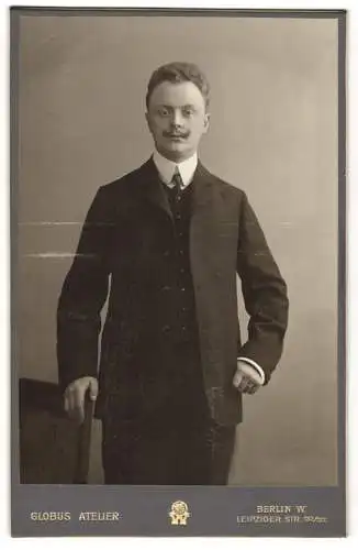 Fotografie Globus Atelier, Berlin, Leipziger Str. 132, Max Hermann im schwarzen Anzug mit gezwirbeltem Schnurrbart