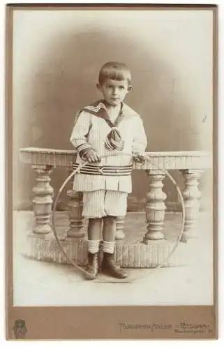 Fotografie Photograph Atelier, Potsdam, Brandenburgerstr. 30, H. Maschke als kleiner Junge im hellen Matrosenhemd