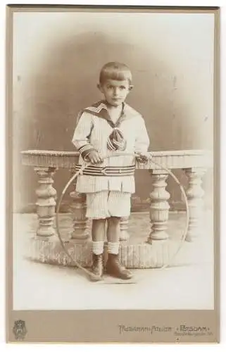 Fotografie Photograph Atelier, Potsdam, Brandenburgerstr. 30, H. Maschke als Junge im Matrosenhemd mit Reif