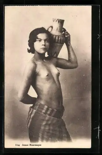 AK La belle Zina, Junge Trägerin mit nackter Brust