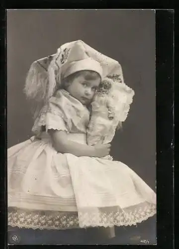 AK Kleines Mädchen in Tracht mit Puppe