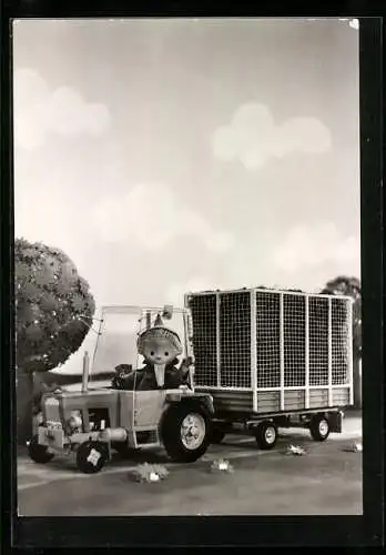 AK Sandmann steuert einen Traktor